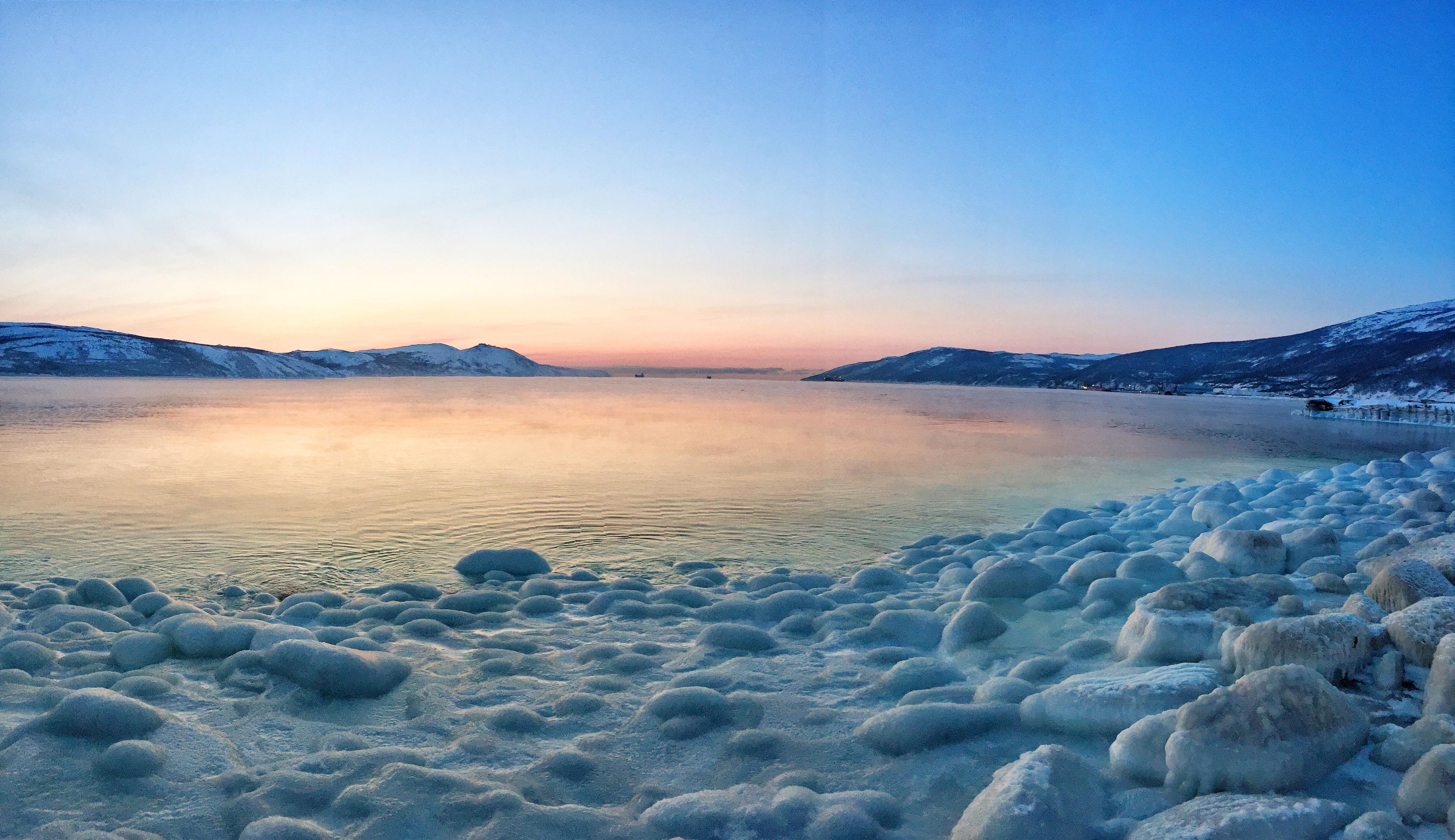 Freezing_the_waters_of_the_Sea_of_Okhotsk._Magadan.jpg